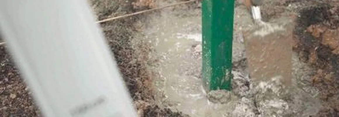 Metallpfosten wird einbetoniert